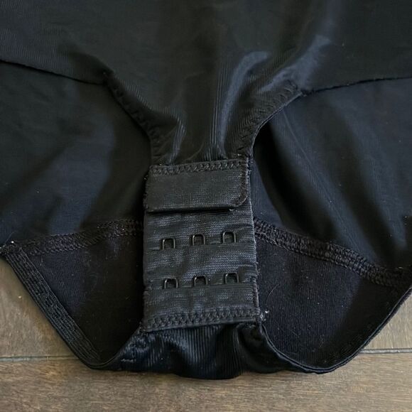 ASSETS BY SPANX Flawless Finish Shaping Micro Low Back Cupped Bodysuit 1X - Picture 5 of 10